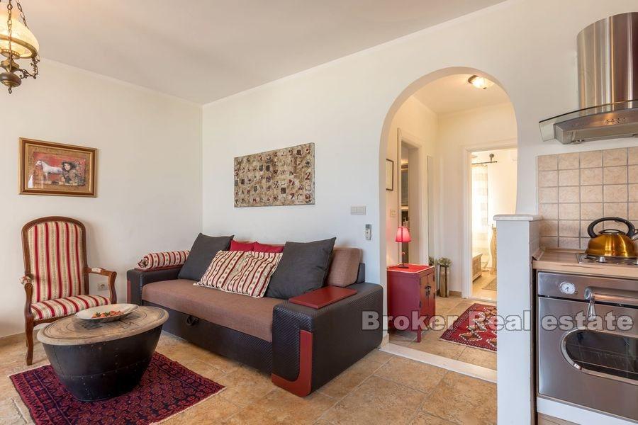 Wyspa Ciovo, dom w drugim rzędzie od morza