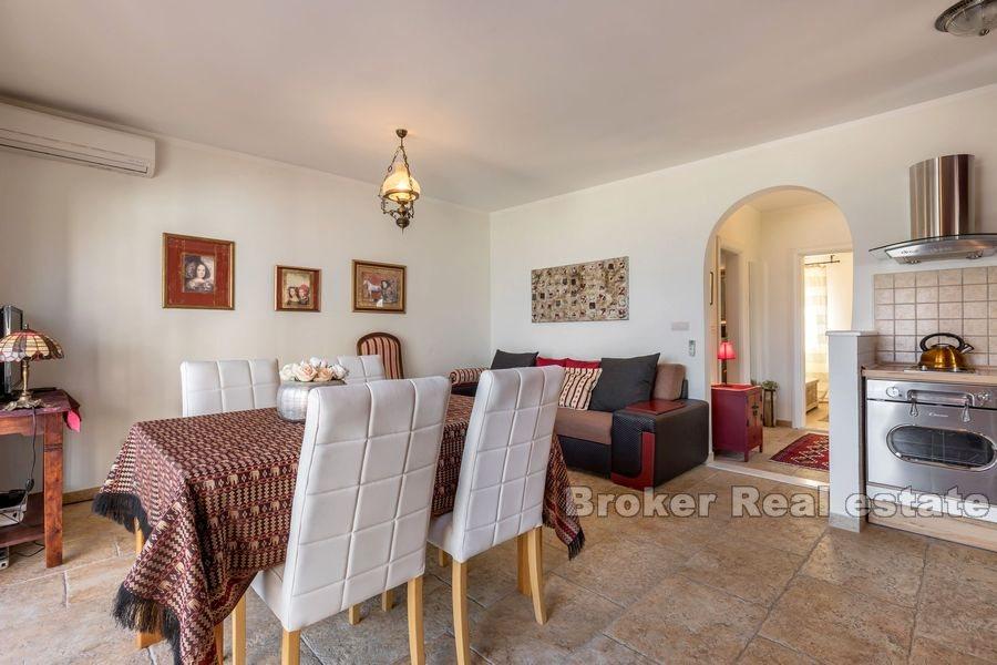 Wyspa Ciovo, dom w drugim rzędzie od morza