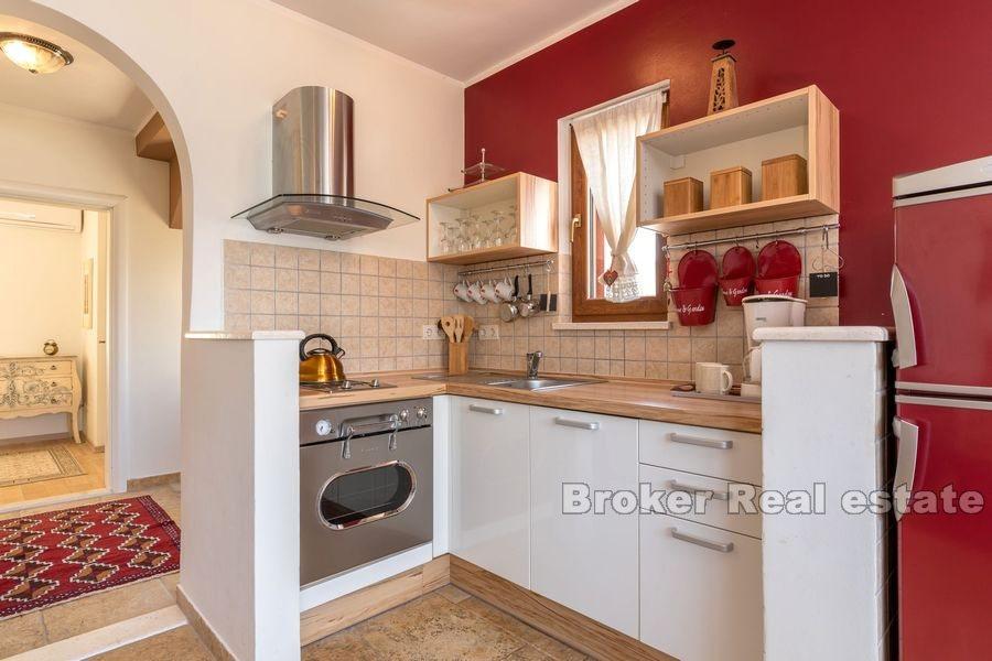 Wyspa Ciovo, dom w drugim rzędzie od morza