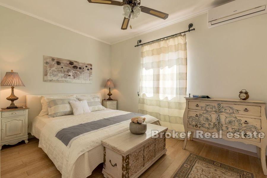 Wyspa Ciovo, dom w drugim rzędzie od morza