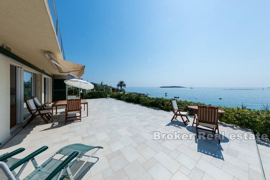 Øya Vis, vakre hus i første rad til sjøen