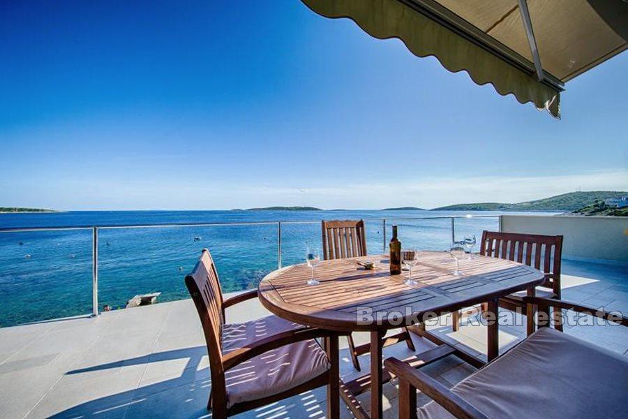 Øya Vis, vakre hus i første rad til sjøen