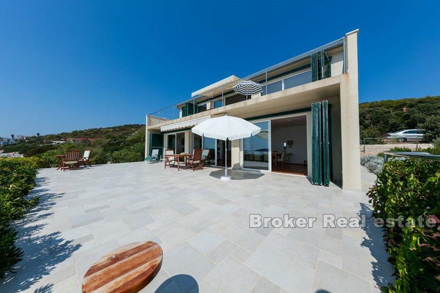 Øya Vis, vakre hus i første rad til sjøen