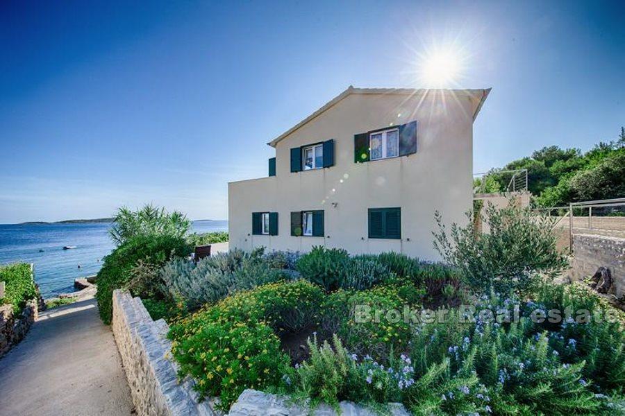 Øya Vis, vakre hus i første rad til sjøen