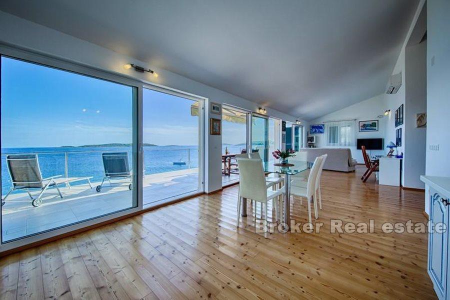 Øya Vis, vakre hus i første rad til sjøen