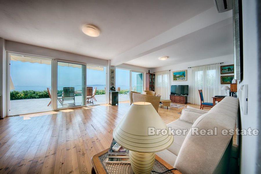 Øya Vis, vakre hus i første rad til sjøen