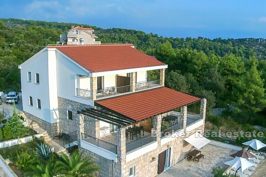 Ostrov Šolta, bytový dům s výhledem na moře