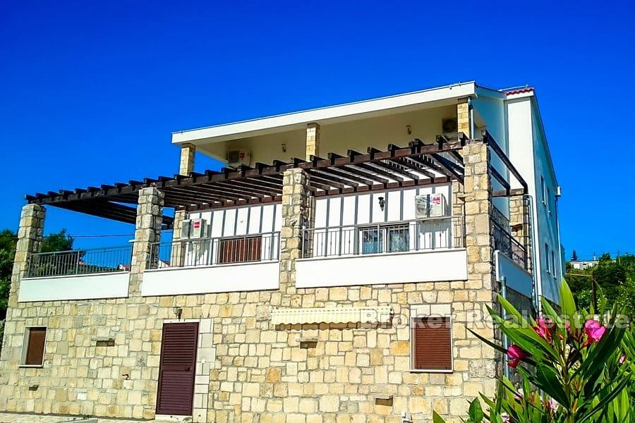 Ostrov Šolta, bytový dům s výhledem na moře