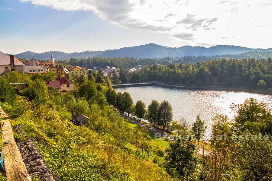 Госпич, дом в ряд, с видом на озеро