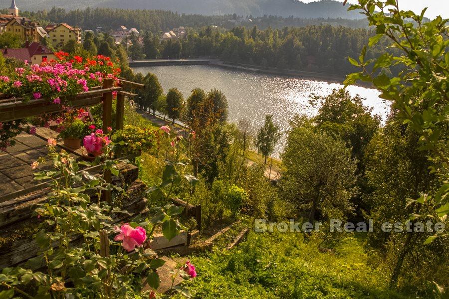 Gospic, dům v řadě, s výhledem na jezero