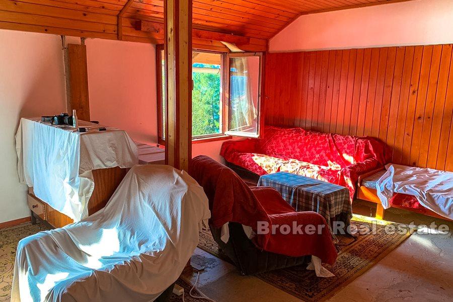 Gospic, dům v řadě, s výhledem na jezero