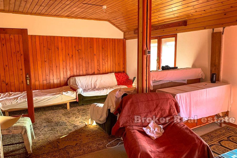 Gospic, dům v řadě, s výhledem na jezero