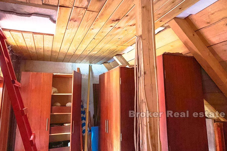 Gospic, dům v řadě, s výhledem na jezero