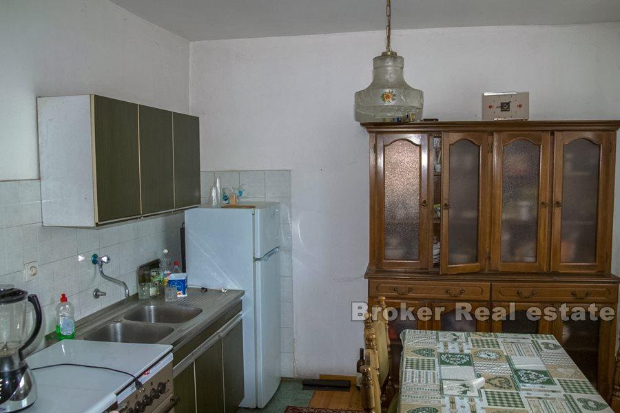 Gospic, dům v řadě, s výhledem na jezero