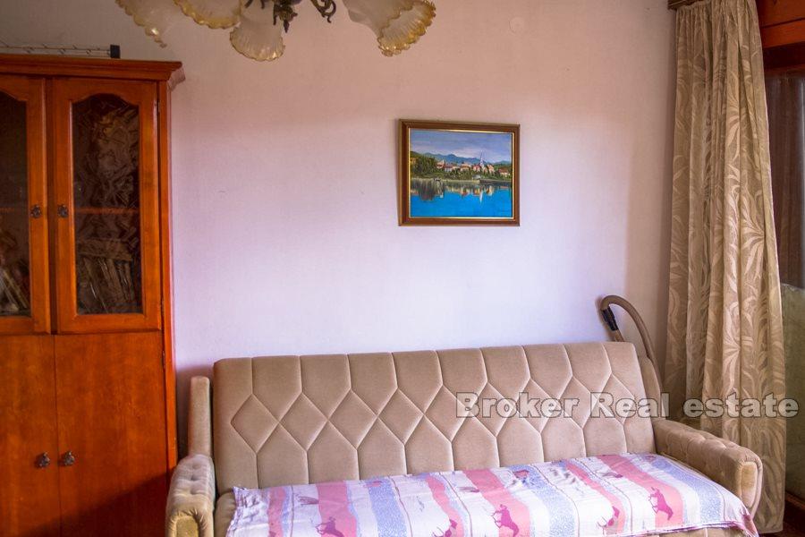 Gospic, dům v řadě, s výhledem na jezero