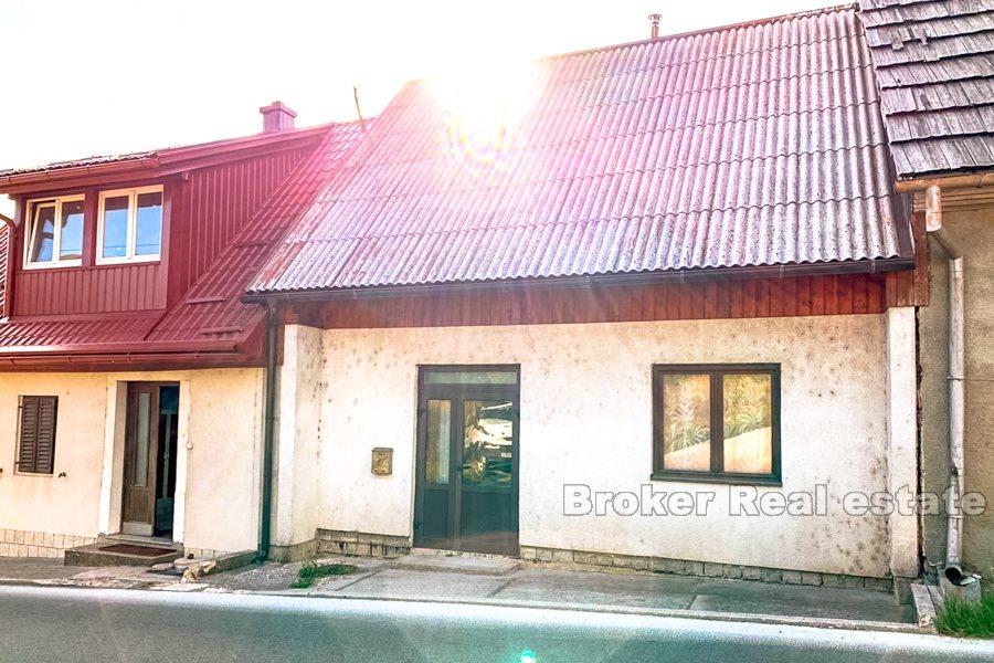 Gospic, hus på rad, med utsikt over innsjøen