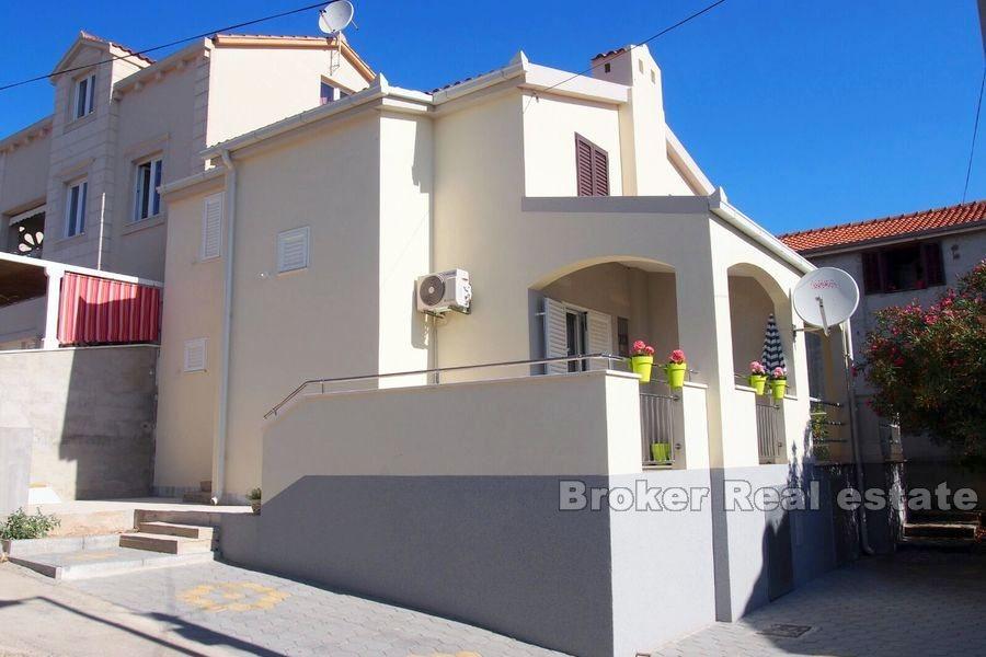 Île de Ciovo, belle maison en immeuble avec vue mer