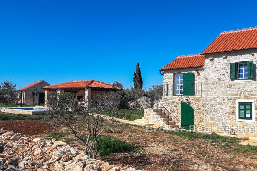 Otok Hvar, renovirane kamene kuće