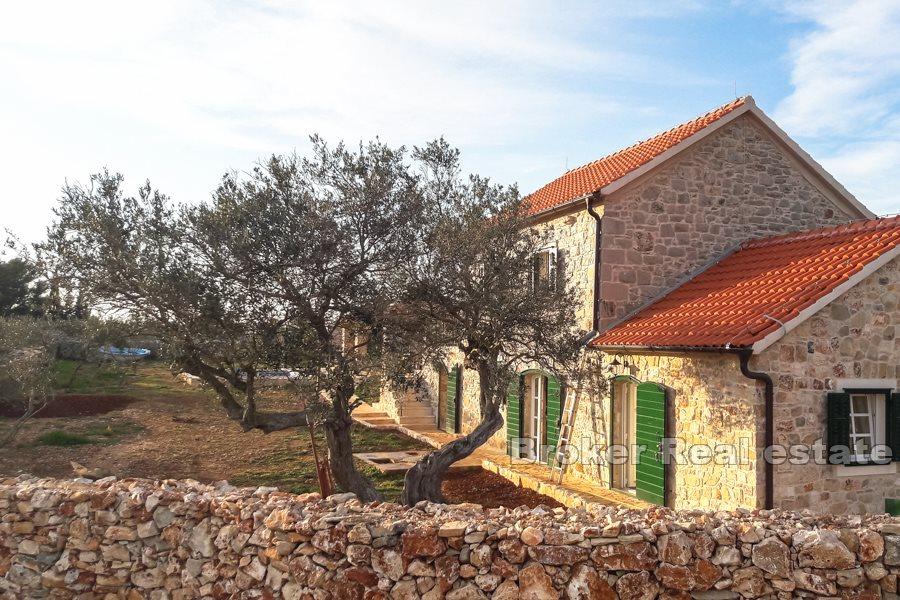 Otok Hvar, renovirane kamene kuće