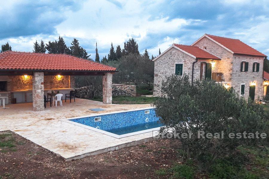 Otok Hvar, renovirane kamene kuće