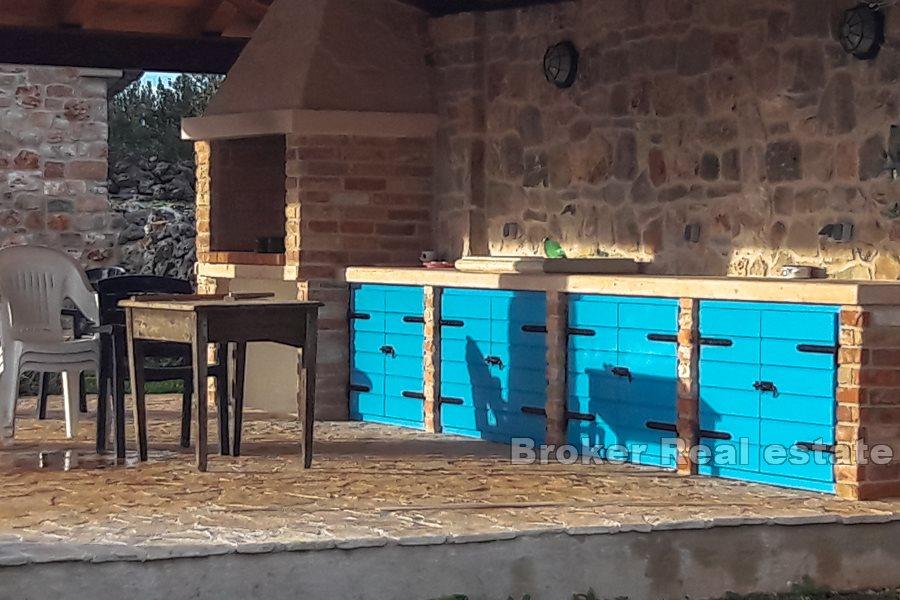 Otok Hvar, renovirane kamene kuće