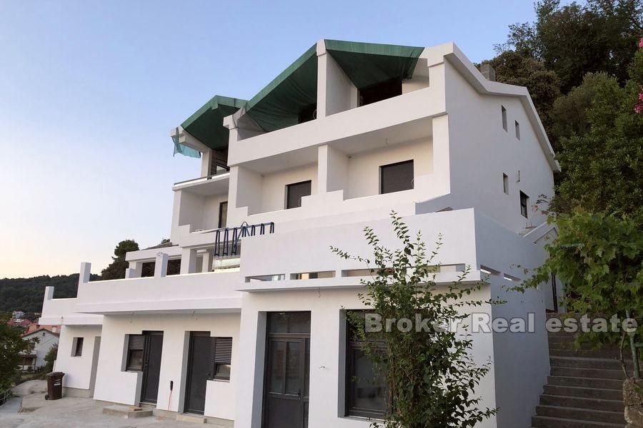 Øya Rab, sjarmerende leilighetshus med havutsikt