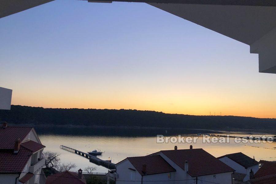 Øya Rab, sjarmerende leilighetshus med havutsikt