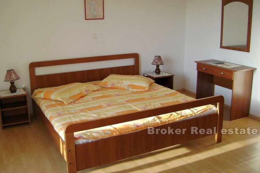 Øya Rab, sjarmerende leilighetshus med havutsikt