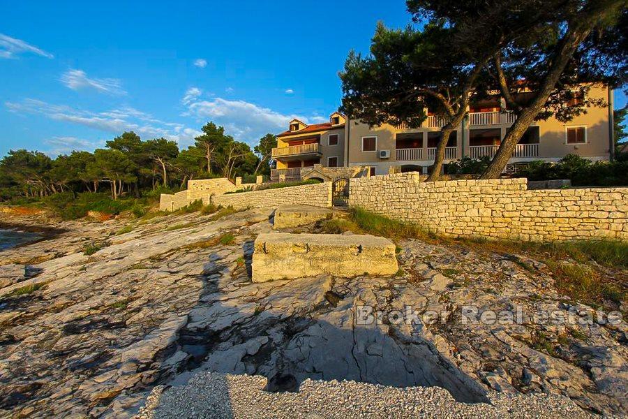 Otok Brač - Novouređeni dvosobni apartman s pogledom na more