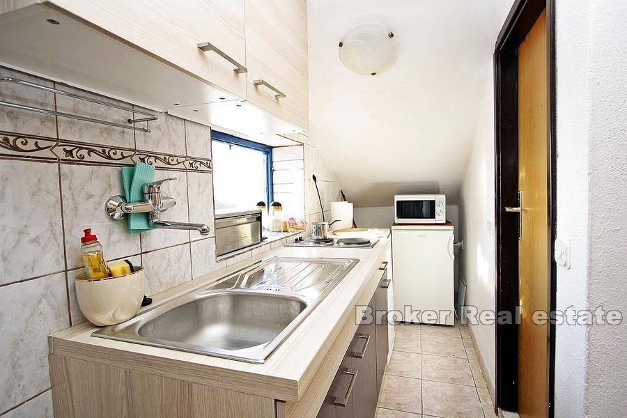 Wyspa Brac, bliźniak z trzema apartamentami