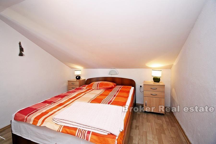 Wyspa Brac, bliźniak z trzema apartamentami