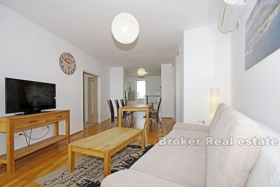 Makarska, nowoczesny apartament z trzema sypialniami i widokiem na morze