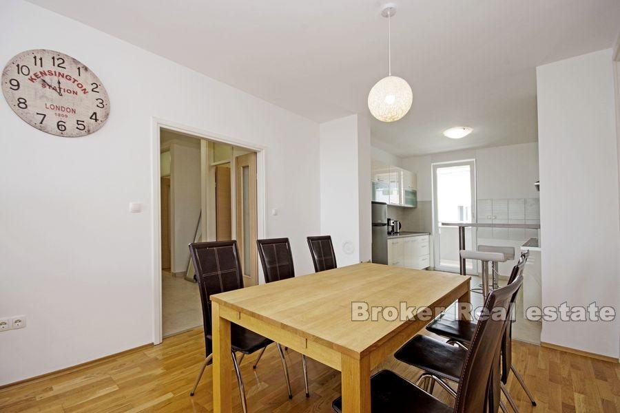 Makarska, nowoczesny apartament z trzema sypialniami i widokiem na morze