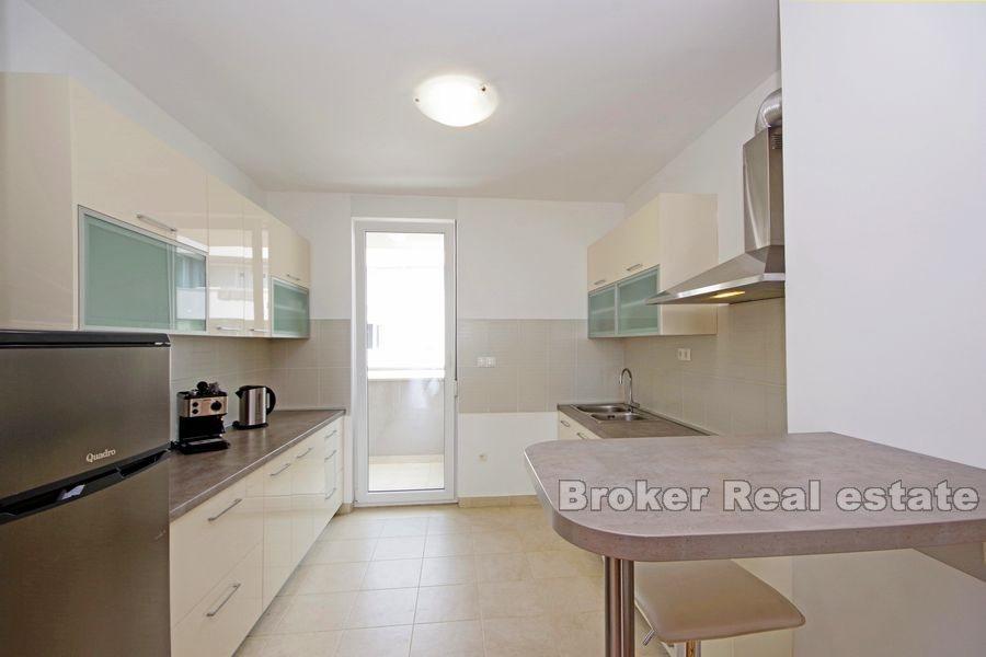 Makarska, nowoczesny apartament z trzema sypialniami i widokiem na morze