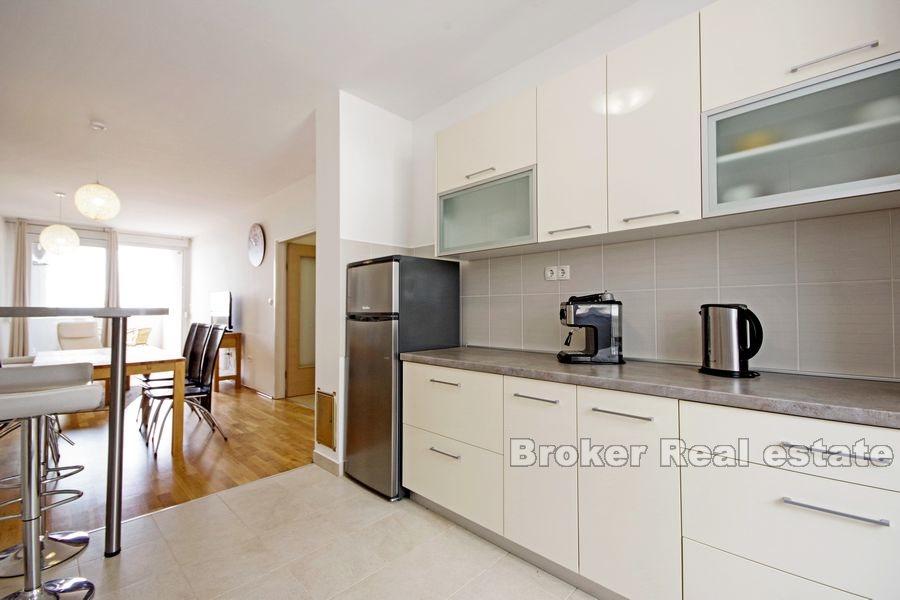 Makarska, nowoczesny apartament z trzema sypialniami i widokiem na morze