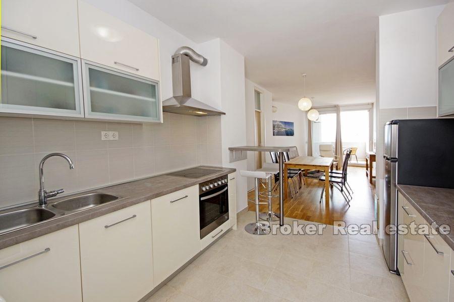 Makarska, nowoczesny apartament z trzema sypialniami i widokiem na morze