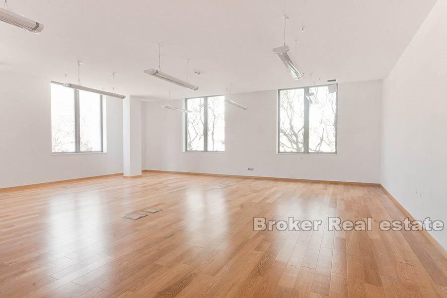 Split - Business premises in an attractive location
