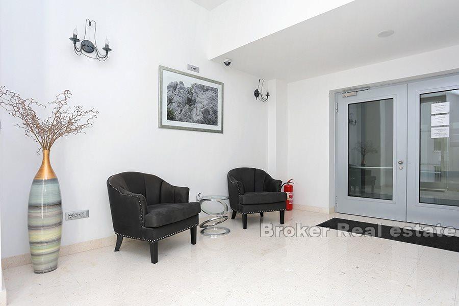 Split - Business premises in an attractive location