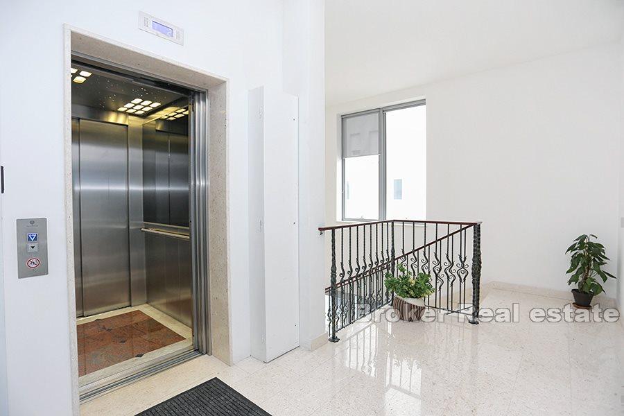 Split - Business premises in an attractive location