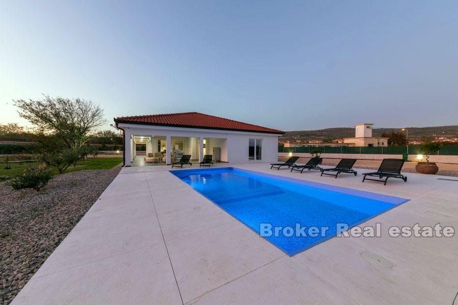 Nära Zadar, modernt hus med pool