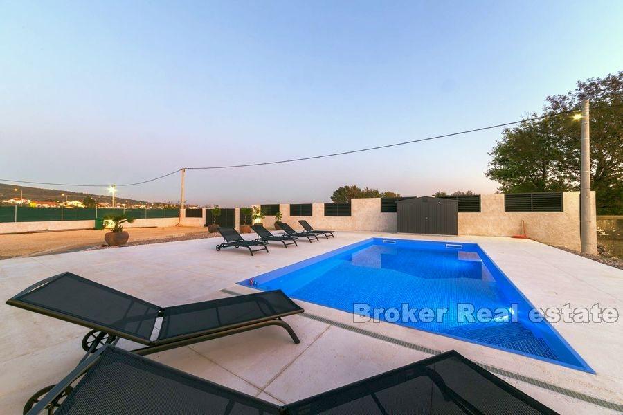 In der Nähe von Zadar, modernes Haus mit Pool