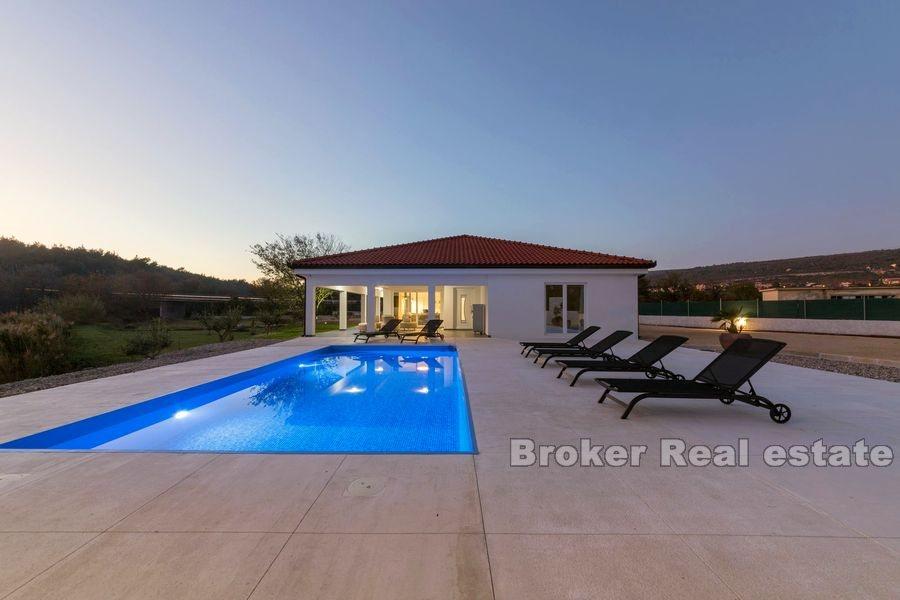 In der Nähe von Zadar, modernes Haus mit Pool