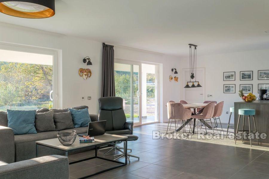 In der Nähe von Zadar, modernes Haus mit Pool