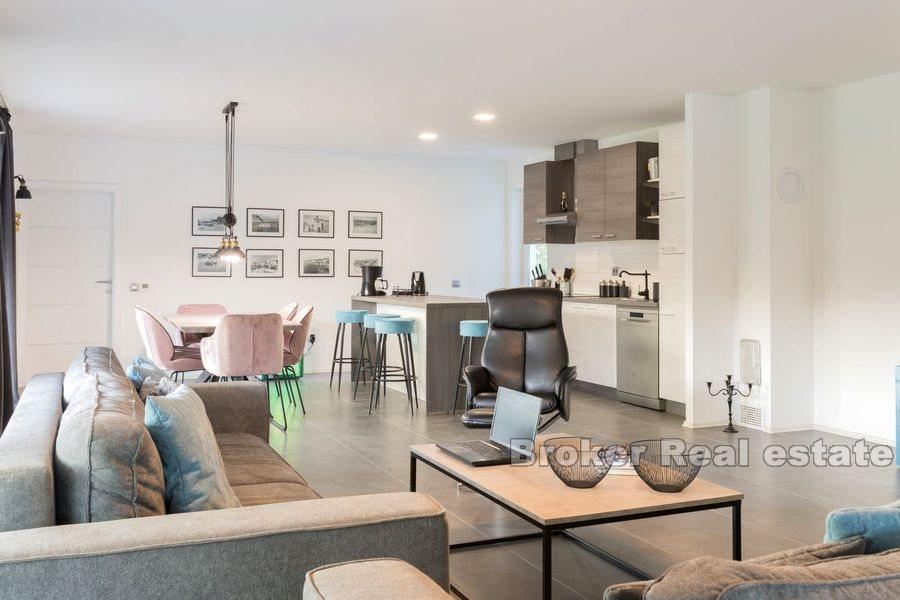 In der Nähe von Zadar, modernes Haus mit Pool