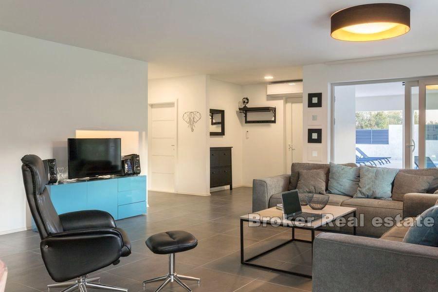 In der Nähe von Zadar, modernes Haus mit Pool