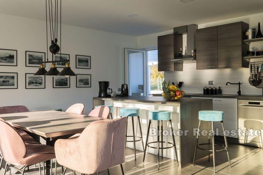 In der Nähe von Zadar, modernes Haus mit Pool