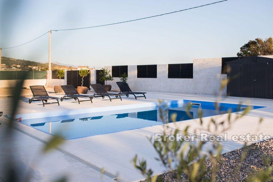 In der Nähe von Zadar, modernes Haus mit Pool