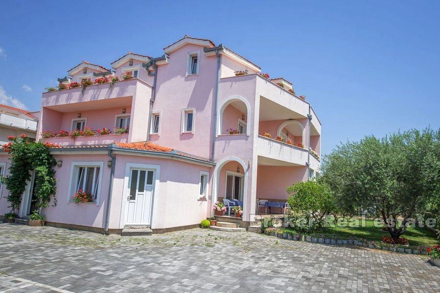 Kastela, dom so záhradou v blízkosti mora