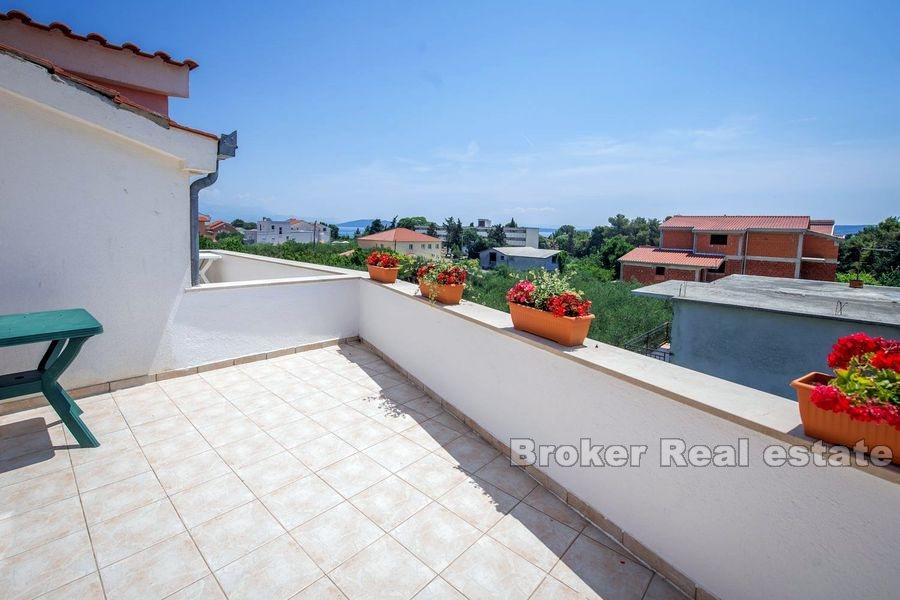 Kastela, dům se zahradou v blízkosti moře