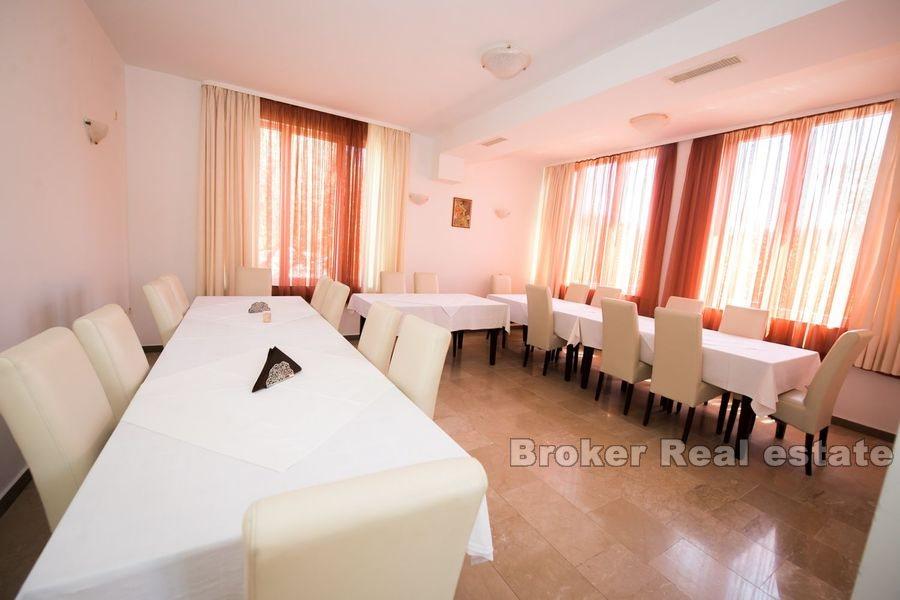 Kastela, dům se zahradou v blízkosti moře